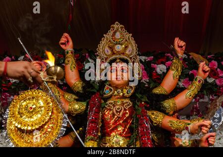 Prospettiva ravvicinata di aarti sotto forma di luce ( fiamma ) offerta alla dea Durga durante le celebrazioni di Durga Puja. Foto Stock