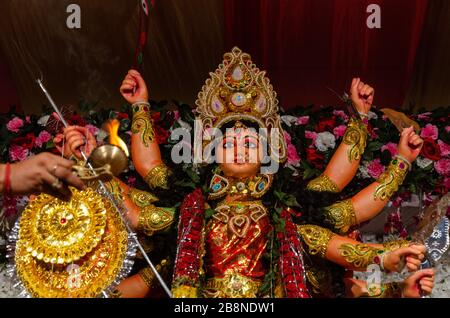 Prospettiva ravvicinata di aarti sotto forma di luce ( fiamma ) offerta alla dea Durga durante le celebrazioni di Durga Puja. Foto Stock