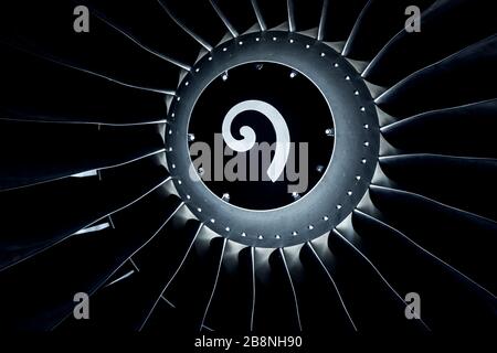 Primo piano su un enorme motore a getto, concetto di un aereo di linea a terra a causa di coronavirus lockdown.and divieto di viaggio. Foto Stock