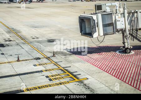 Jet bridge su un terminal aeroportuale, i voli sospesi e annullati a causa dell'epidemia di coronavirus hanno causato la recessione e problemi finanziari per molti airlin Foto Stock