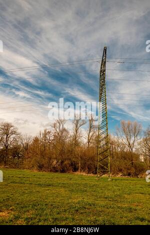 Pali di potenza in natura di fronte a un cielo nuvoloso Foto Stock