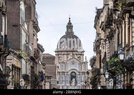 Cattedrale dedicata a Sant'Agata vista da Via Giuseppe Garibaldi a Catania, seconda città più grande dell'isola siciliana d'Italia Foto Stock