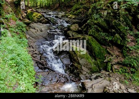 Cascata sul torrente Hylaty a Zatwarnica in Polonia Foto Stock