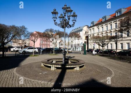 Berlino, Germania. 22 marzo 2020. La Schüßlerplatz nel centro storico di Köpenick è vuota. Credito: Jens Kalaene/dpa-Zentralbild/ZB/dpa/Alamy Live News Foto Stock