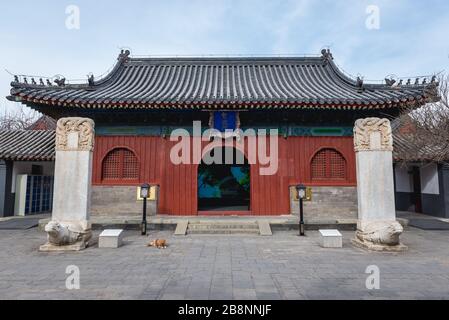 Tempio buddista di Zhihua - Tempio della saggezza raggiunto in Lumicang hutong, zona Chaoyangmen del distretto di Dongcheng a Pechino, Cina Foto Stock