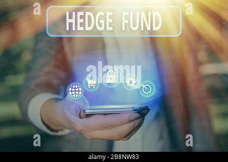 Conceptual la scrittura a mano che mostra gli hedge fund. Concetto significato fondamentalmente un nome di fantasia per un investimento alternativo il partenariato Foto Stock