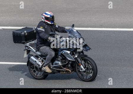 Motociclista BMW GS; traffico veicolare, trasporto a due ruote, veicoli moderni, motocicli, veicoli, strade, motociclette, motociclisti automobilistici sull'autostrada M6 Chorley, Regno Unito Foto Stock