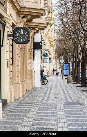 Praga, repubblica Ceca - 19 marzo 2020. Via più costosa Parizska con negozi esclusivi senza persone durante la crisi del coronavirus e il divieto di viaggio Foto Stock