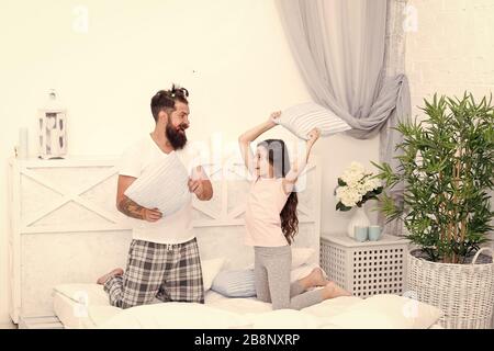 Coltivare la relazione di fiducia. La famiglia felice. Il ruolo del padre. Pillow Fight. Papà cercano il vivere la vita di integrità e onestà. Sincere emozioni. Pigiama Party. Infanzia felice. Educazione felice figlia. Foto Stock