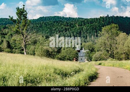 Łopienka - un ex villaggio dei monti Bieszczady - i suoi abitanti furono sfollati nel 1947 dalle autorità comuniste polacche Foto Stock