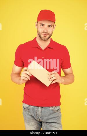 La conoscenza del prodotto è un asset. concessionario parete gialla. Ristorante caffetteria personale voluto. l uomo servizio consegna in rosso tshirt e cappuccio. amichevole negozio assistente. cassiere vacante. Affitto shop store lavoratore. Foto Stock