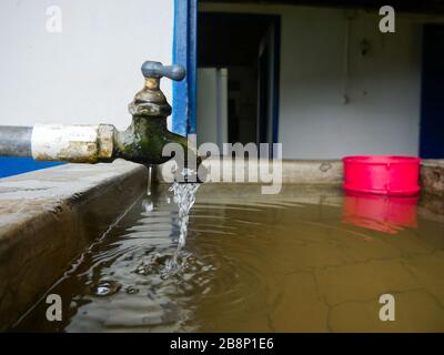 Acqua rubinetto sgocciolare su uno stagno in una casa rurale vicino alla città di jardin antioquia obiettivi di sviluppo sostenibile acqua per tutti i lati della vista Foto Stock