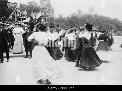 Danza popolare, Quai aux Fleurs, 'Bal populaire, quai aux Fleurs, le 14 juillet'. Parigi (IVème arr.), vers 1900'. Photographie de Paul Géniaux (1873-1914). Parigi, musée Carnavalet. Foto Stock