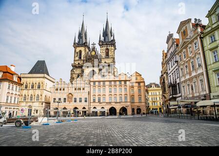 Praga, repubblica Ceca - 19 marzo 2020. Piazza della Città Vecchia senza turisti durante la crisi del coronavirus Foto Stock