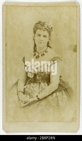 Ritratto dell'attrice Morenzi al Teatro degli Italiani dal 1869 al 1876. Portrait de Morenzi, attrice au Théâtre des Italiens de 1869 à 1876. Carte de visite (recto). Tirage sur papier albuminé. 1860-1890. Anonima fotographie. Parigi, musée Carnavalet. Foto Stock