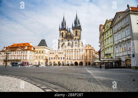 Praga, repubblica Ceca - 19 marzo 2020. Piazza della Città Vecchia senza turisti durante la crisi del coronavirus Foto Stock