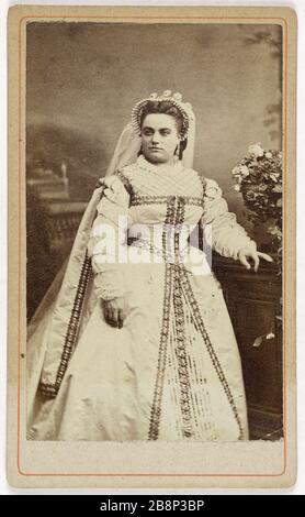 Ritratto di Marie Sasse, (conosciuto fino al 1866 Marie Sax, moglie di Caston Said Castelmary), (1838-1907), (cantante d'opera) Ritratto de Marie Sasse, (dite jusqu'en 1866 Marie Sax, épiuse de MR Caston, dit Castelmary), (1838-1907), canteuse lyrique. Carte de visite (recto). Anonima fotographie. Tirage sur papier albuminé, 1860-1890. Parigi, musée Carnavalet. Foto Stock