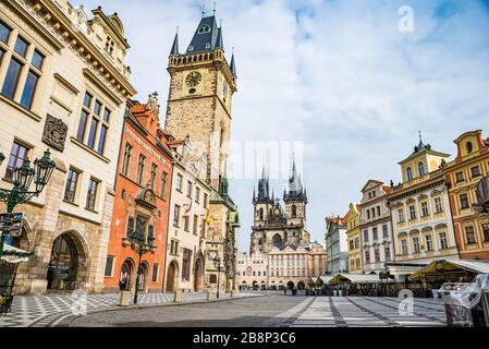 Praga, repubblica Ceca - 19 marzo 2020. Piazza della Città Vecchia senza turisti durante la crisi del coronavirus Foto Stock