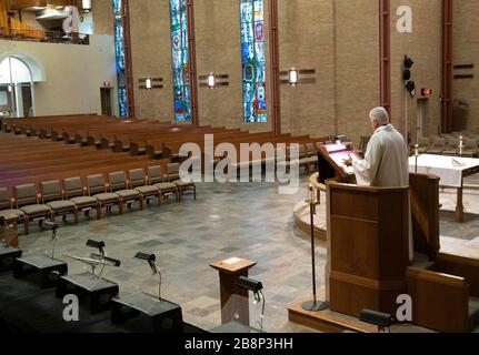 Austin, Texas, Stati Uniti. 22 marzo 2020. Il pastore John Van Haneghan della Chiesa luterana di San Martino predica un santuario vuoto che normalmente avrebbe diverse centinaia di adoratori in una domenica mattina nel centro di Austin. La chiesa sta offrendo i servizi in linea mentre le restrizioni della folla sono sul posto dovuto la pandemia del coronavirus. Credit: Bob Daemmrich/ZUMA Wire/Alamy Live News Foto Stock
