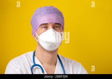 Operatore medico che indossa come attrezzatura di protezione personale su sfondo giallo Foto Stock