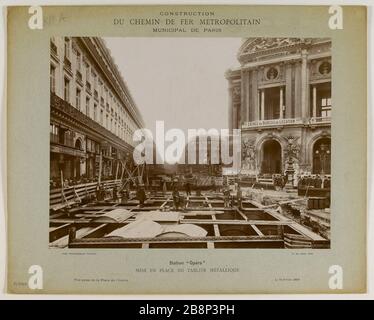 Costruzione della ferrovia Metropolitan Municipal de Paris, stazione dell'Opera posa del ponte in acciaio Vista dal Teatro dell'Opera di Parigi Construction du chemin de fer Métropolitain Municipal de Paris, Stazione Opéra, Mise en Place du tablier métallique, Vue pry de la Place de l'Opéra, Parigi (IXème arr.). 1901 (16 février). Union Photographique Française. Parigi, musée Carnavalet. Foto Stock