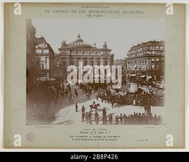 Costruzione della città metropolitana ferroviaria di Parigi. Piazza dell'Opera, sito della linea n. 7, panoramica del passaggio del Signore Sindaco e della City of London Corporation Construction du chemin de fer métropolitain Municipal de Paris. Place de l'Opéra, chantier de la ligne n°7, vue d'ensemble au passage du Lord-Maire et de la Corporation de la Cité de Londres. Parigi (IXème arr.), 15 ottobre 1906. Union Photographique Française. Parigi, musée Carnavalet. Foto Stock