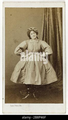 Ritratto di Armande Morel, attrice teatrale. Portrait d'Armande Morel, attrice de théâtre. Carte de visite (recto). Tirage sur papier albuminé. 1860-1890. Photographie des Bisson frères. Parigi, musée Carnavalet. Foto Stock