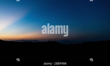 Africa, Gibuti, Ardoukoba. Paesaggio di Ardoukoba. Silhouette di un uomo alto. Foto Stock