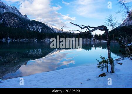 Italia, Trentino, Lago di Tovel - 9 novembre 2019 - il lago di Tovel a novembre è tranquillo e bello Foto Stock