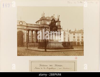 Statua della Repubblica (di Feuchères). Statua della Repubblica, Place du Palais Bourbon, 7 ° arrondissement, Parigi, 1852. Statua de la République (par Feuchères). Statua della République, Place du Palais-Bourbon, Parigi (VIIème arr.), 1852. Photographie de Charles Marville (1813-1979). Tirage sur papier albuminé d'après un négatif papier (calotipo). 1852. Parigi, musée Carnavalet. Foto Stock