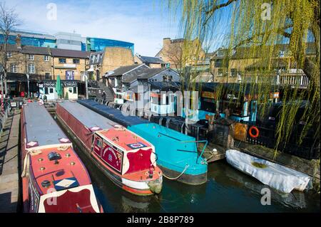 LONDRA - 22 MARZO 2020: Le bancarelle di Street food di solito frequentate al Camden Market sono ora chiuse e deserte mentre la città batte il Coronavirus. Foto Stock