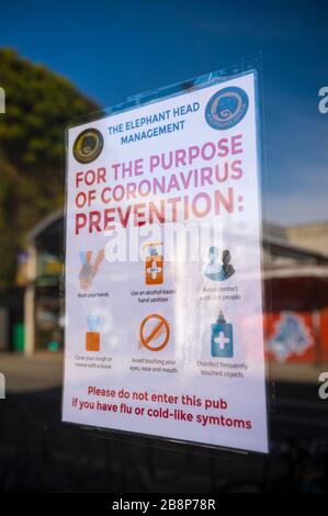 LONDRA - 22 MARZO 2020: Un avviso nel pub Elephant Head a Camden Town dà una misura di base preventiva per la salute per combattere la diffusione del coronavirus. Foto Stock