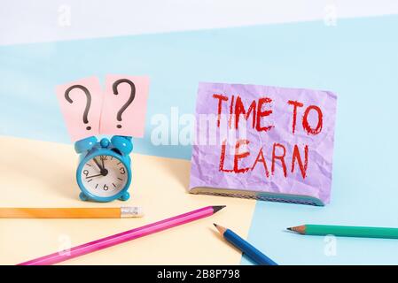 Segno di testo che indica il tempo di apprendimento. Foto di affari che mostra la necessità di ottenere la conoscenza o la comprensione dei fatti e delle idee Mini orologio di misura accanto Foto Stock