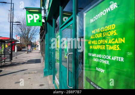 LONDRA - 22 MARZO 2020: Un cartello vetrina di un bookmaker Paddy Power a Camden Town indica la recente chiusura dovuta alla pandemia di Coronavirus. Foto Stock