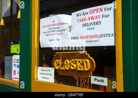 LONDRA - 22 MARZO, 2020: Un cartello porta di un ristorante tailandese a Camden Town indica la recente chiusura a causa della pandemia di Coronavirus. Foto Stock