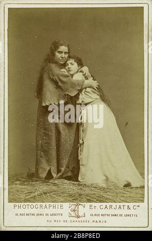 Marie Laurent e Alice Lody in ruoli Sachette Esmeralda e scuotendo tra le braccia di nostra Signora di Parigi al Teatro delle Nazioni, 7 giugno 1879 'Notre-Dame de Paris' de Paul Foucher, d'après le roman de Victor Hugo, au Théâtre des Nations (aujourd'hui Théâtre de la Ville). Marie Laurent et Alice Lody dans les rôles de la Sachette et d'Esmeralda se serrant dans les bras. Parigi (IVème arr.), 7 juin 1879. Epreuve sur papier albuminé. Photographie d'Etienne Carjat (1828-1906). Parigi, Maison de Victor Hugo. Foto Stock