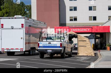 Santa Clarita, California USA: 18 marzo 2020. Henry Mayo Newhall Hospital prescreening tenda per Coronavirus (COVID-19) all'ingresso di emergenza Foto Stock