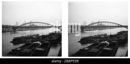 VISTA DAL PONTE E DEBILLY PENICHES, 15 ° E 16 ° DISTRETTO, PARIS Vue de la passerelle Debilly et des péniches, Parigi (XVème et XVIème arr.). 1920-1940. Vue stéréoscopique anonyme. Parigi, musée Carnavalet. Foto Stock