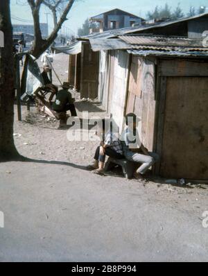 1968, Vietnam civile bambini vietnamiti vicino ad un edificio capanna nella zona di Danang. Foto Stock