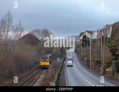 Trasporto per il Galles, classe 143, treni pacer 143609 + 143627 passando per Troedyrhiw (a sud di Merthyr Tydfil, Galles del Sud) Foto Stock