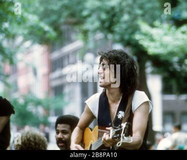 1968, David Peel (1942-2017) che si esibisce a Washington Square Park, New York City Foto Stock