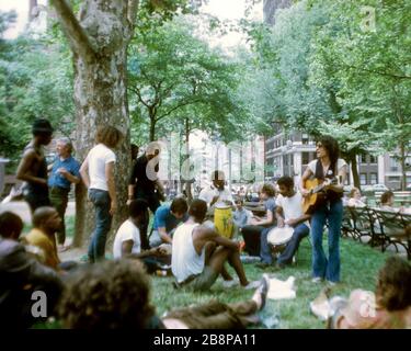 1968, David Peel (1942-2017) a Washington Square Park, New York City Foto Stock