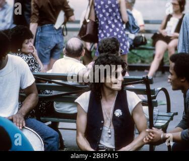 1968, David Peel, musicista hippy, appendere fuori a Washington Square Park con gli amici Foto Stock