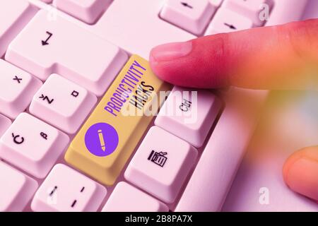 La scrittura della nota mostra la produttività Hacks. Il concetto di business per i trucchi che puoi fare molto di più per lo stesso ammontare di tempo Foto Stock