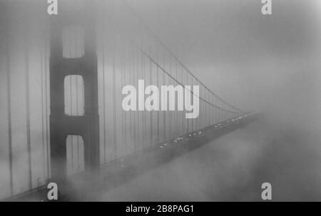 Primo piano del Golden Gate Bridge che scompare nella nebbia, San Francisco, California, Stati Uniti, Nord America, bianco e nero Foto Stock