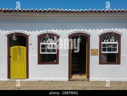 PARATY, RIO DE JANEIRO, BRASILE - 28 DICEMBRE 2019: Facciata di un tipico negozio colorato a Paraty, Rio de Janeiro, Brasile. Il centro coloniale conservato Foto Stock