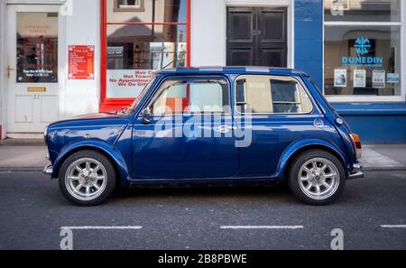 Blue Mini Cooper parcheggiata in Quality Street, North Berwick, East Lothian, Scozia, Regno Unito. Foto Stock