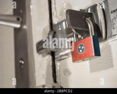 Una porta imbullonata fissata da un lucchetto con la bandiera nazionale del Tennessee su di essa.(serie) Foto Stock