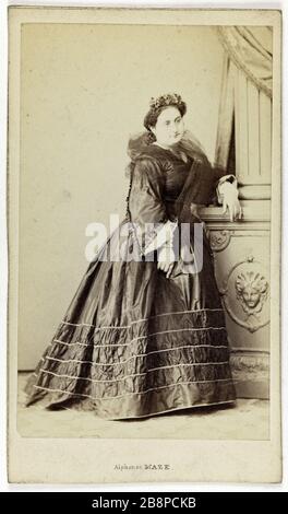 Vertical Victorine Moreau (v.1842- ap.1902), chiamato Moreau-Cinti, attrice Lyric Theatre nel 1862 e cantante al Comic Opera nel 1866. Portrait de Victorine Moreau (v.1842- ap.1902), dite Moreau-Cinti, actrice au Théâtre Lyrique en 1862 et chanteuse à l'Opéra Comique en 1866. Carte de visite (recto). Tirage sur papier albuminé. 1860-1890. Photographie d'Alphonse Maze (actif à partir de 1862). Parigi, musée Carnavalet. Foto Stock