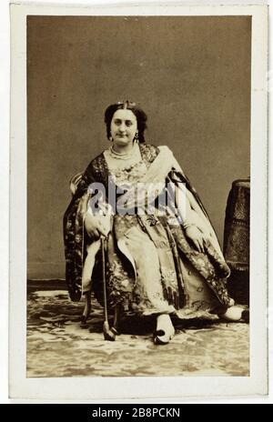 Vertical Victorine Moreau (v.1842- ap.1902), chiamato Moreau-Cinti, attrice Lyric Theatre nel 1862 e cantante al Comic Opera nel 1866. Portrait de Victorine Moreau (v.1842- ap.1902), dite Moreau-Cinti, actrice au Théâtre Lyrique en 1862 et chanteuse à l'Opéra Comique en 1866. Carte de visite (recto). Tirage sur papier albuminé. 1860-1890. Photographie de Dideri & Cie Paris, musée Carnavalet. Foto Stock